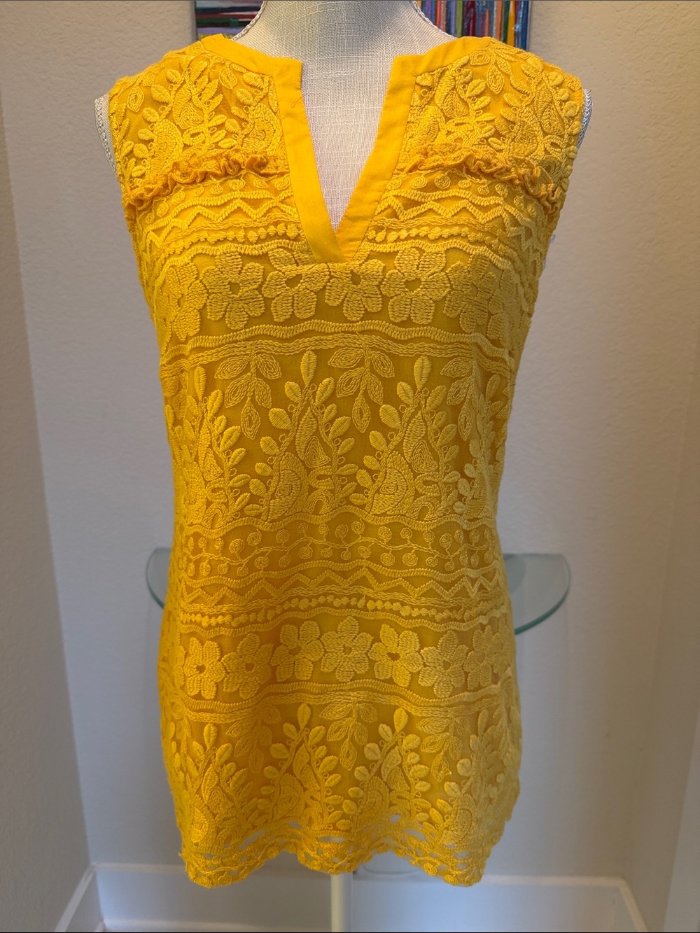 Laundry By Shelli Segal Yellow Sleeveless Lace embroidered V-Neck Top